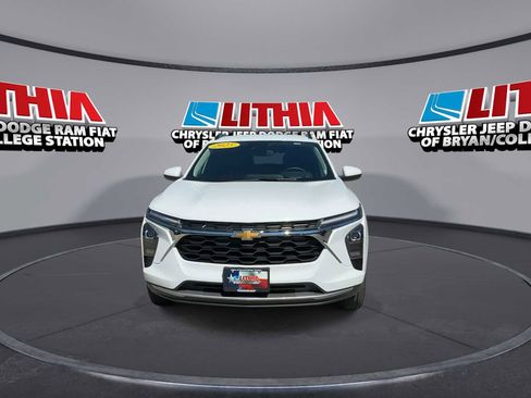 Used 2025 Chevrolet Trax LT w/ LT Convenience Package FWD image 3