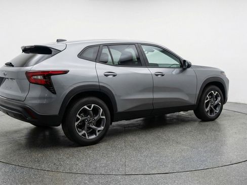 Used 2025 Chevrolet Trax LT w/ LT Convenience Package image 9