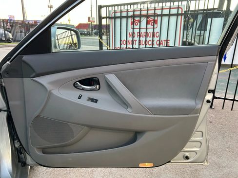 Used 2011 Toyota Camry LE image 13