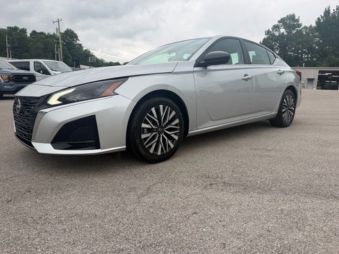 Used 2024 Nissan Altima 2.5 SV FWD image 9