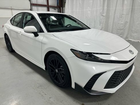 Used 2025 Toyota Camry SE image 1
