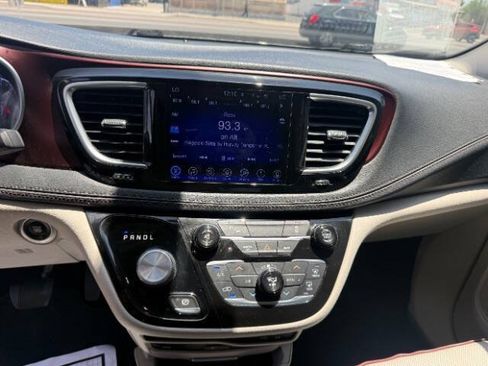 Used 2017 Chrysler Pacifica Limited w/ UConnect Theater Package FWD image 13