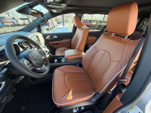 Used 2024 Chrysler Pacifica Pinnacle FWD image 17