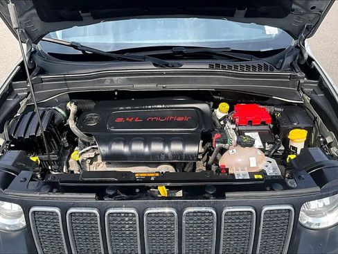 Used 2020 Jeep Renegade Latitude w/ Cold Weather Group AWD/4WD image 10