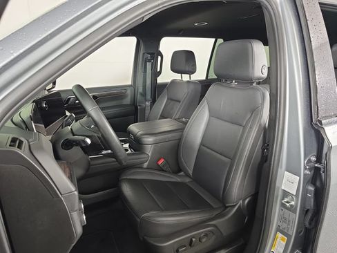 Used 2025 Chevrolet Suburban Z71 AWD/4WD image 17