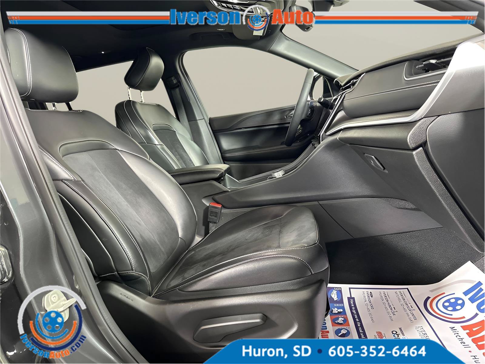 Used 2024 Jeep Grand Cherokee L Altitude AWD/4WD image 32