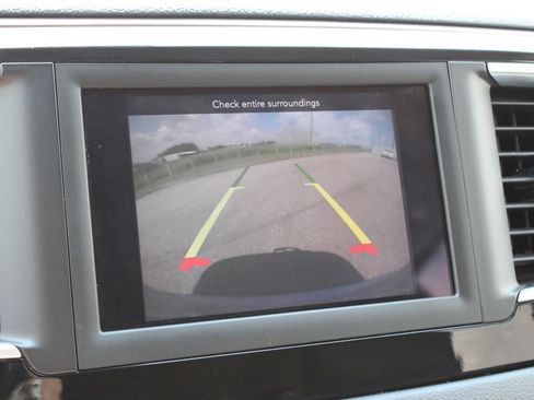 Used 2018 Chrysler Pacifica Touring-L FWD image 13