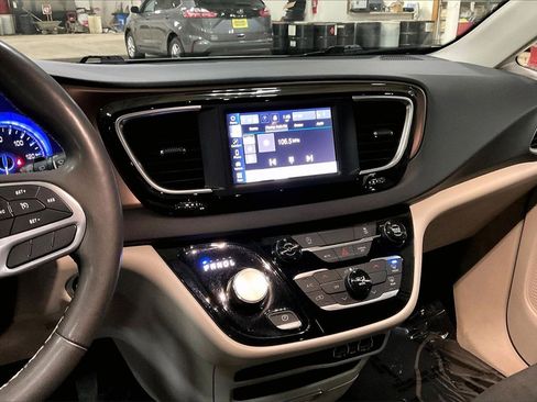 Used 2024 Chrysler Voyager LX image 6