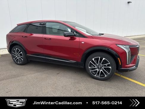 Certified 2025 Cadillac Optiq Sport 2 w/ LPO, Floor Liner Package AWD/4WD image 6
