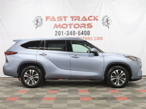 Used 2020 Toyota Highlander XLE AWD/4WD image 4
