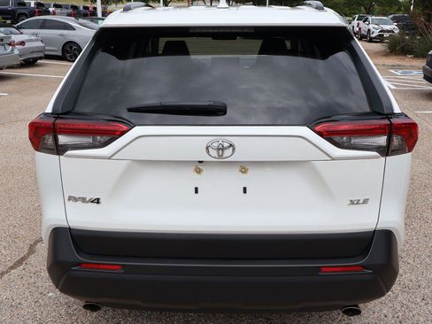 Used 2021 Toyota RAV4 XLE FWD image 4
