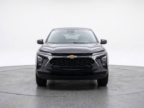 Used 2025 Chevrolet Trax LT FWD image 2