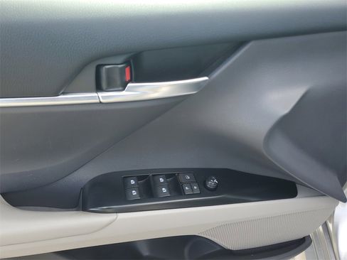 Used 2018 Toyota Camry LE image 17