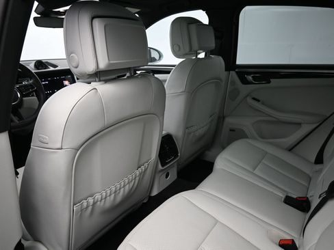 Certified 2025 Porsche Macan AWD/4WD image 8