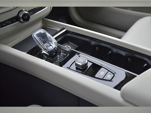 New 2026 Volvo XC60 T8 Ultra w/ Protection Package Premier image 32