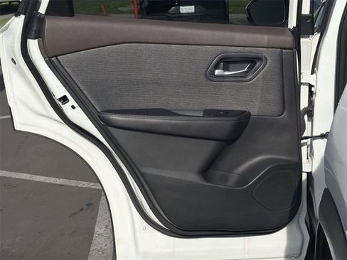 Used 2023 Nissan Rogue SV image 27