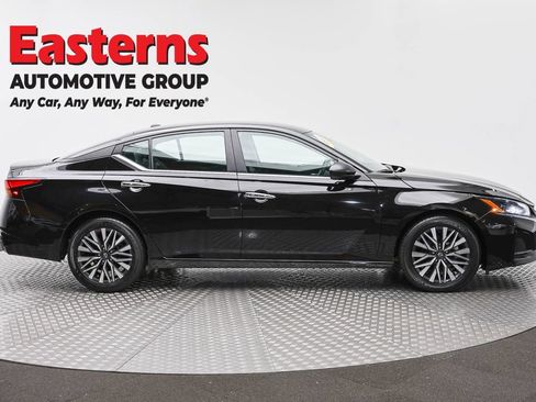 Used 2025 Nissan Altima 2.5 SV FWD image 4