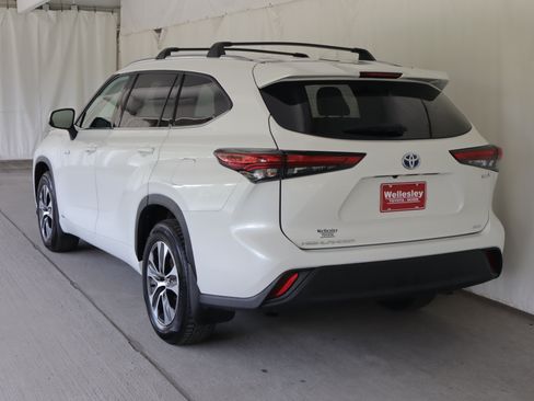 Used 2021 Toyota Highlander XLE AWD/4WD image 29