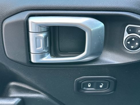 Used 2018 Jeep Wrangler Unlimited Rubicon AWD/4WD image 12