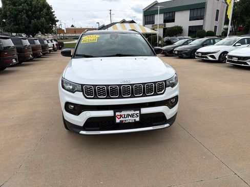 Used 2025 Jeep Compass Limited AWD/4WD image 4