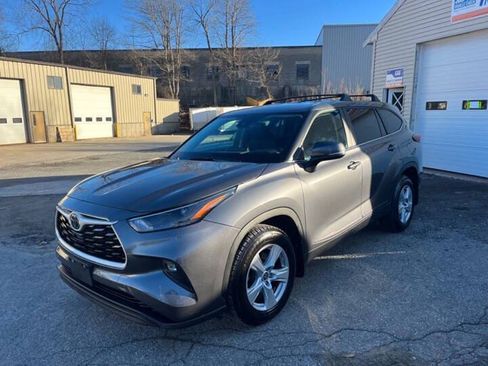 Used 2023 Toyota Highlander LE AWD/4WD image 3