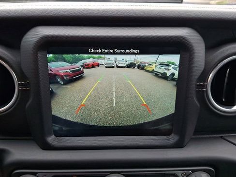Used 2018 Jeep Wrangler Unlimited Sahara w/ Dual Top Group AWD/4WD image 19