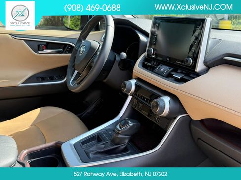 Used 2020 Toyota RAV4 Limited FWD image 22