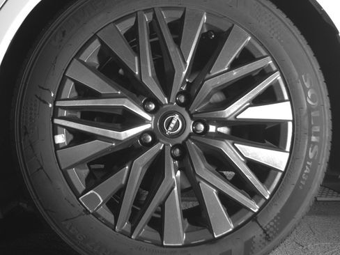 Used 2025 Nissan Altima 2.5 SV FWD image 14