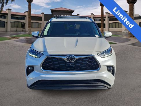 Used 2023 Toyota Highlander Limited image 3