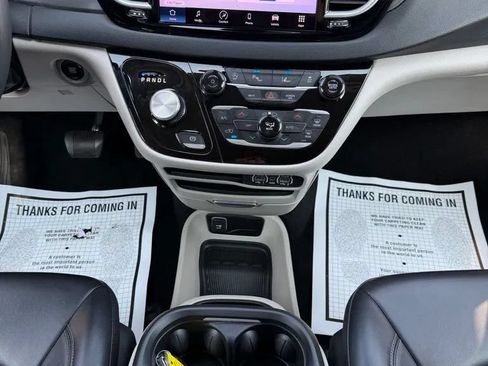 Used 2023 Chrysler Pacifica Touring-L FWD image 19