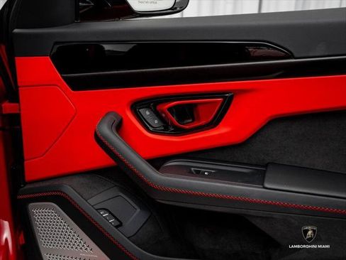 Used 2025 Lamborghini Urus SE AWD/4WD image 30