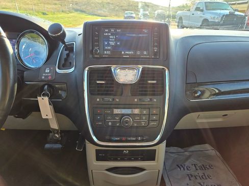Used 2016 Chrysler Town & Country Limited Platinum image 19
