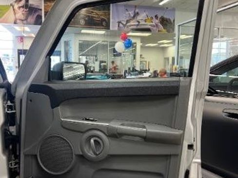 Used 2006 Jeep Commander 4WD image 16