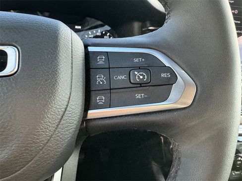 Used 2025 Jeep Compass Limited image 10