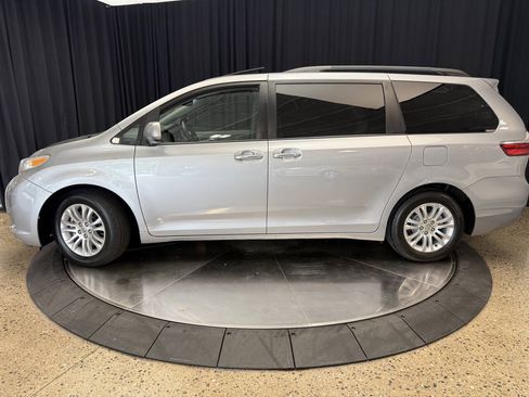 Used 2015 Toyota Sienna XLE w/ XLE Navigation Package FWD image 3