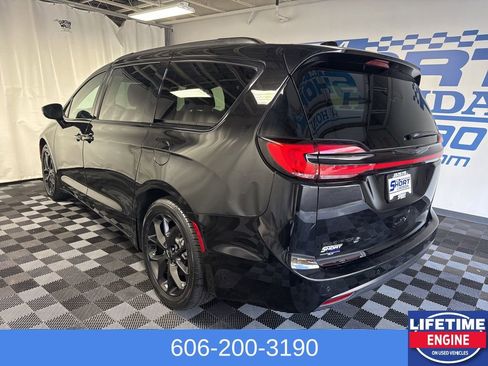 Used 2025 Chrysler Pacifica Limited FWD image 10