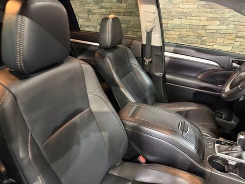 Used 2017 Toyota Highlander XLE AWD/4WD image 34