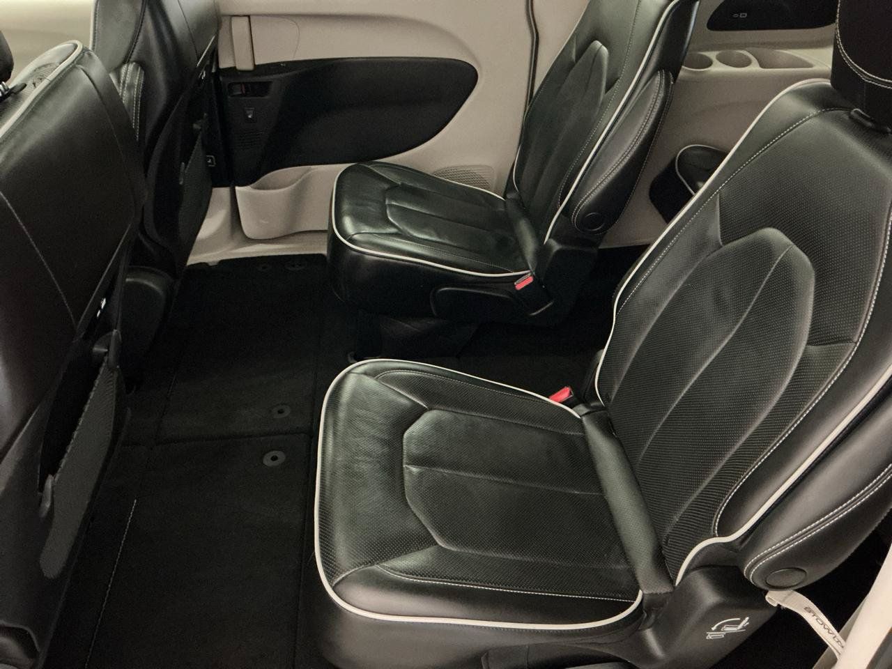 Used 2023 Chrysler Pacifica Limited FWD image 11