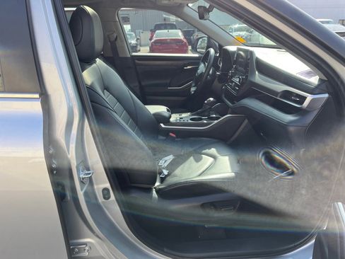 Certified 2025 Toyota Highlander XLE image 31