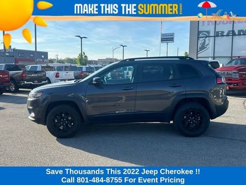 Used 2022 Jeep Cherokee Latitude AWD/4WD image 2