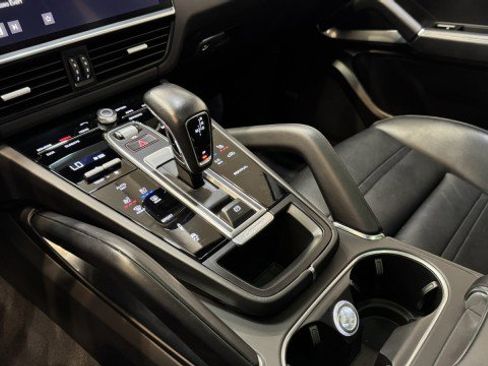 Used 2021 Porsche Cayenne Turbo image 18