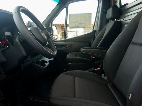 Used 2025 Mercedes-Benz Sprinter 2500 image 34