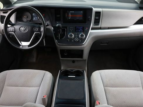 Used 2015 Toyota Sienna LE image 2