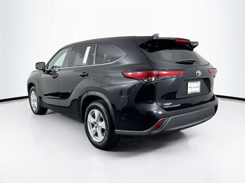 Used 2023 Toyota Highlander LE FWD image 12