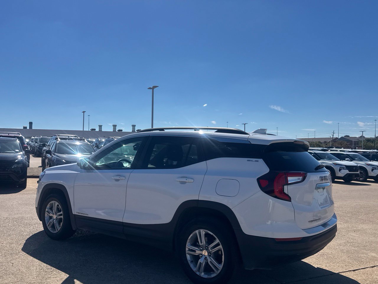 Used 2022 GMC Terrain SLE w/ Driver Convenience Package FWD image 16