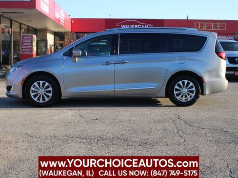 Used 2018 Chrysler Pacifica Touring-L image 8