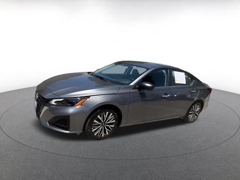 Used 2025 Nissan Altima 2.5 SV FWD image 8