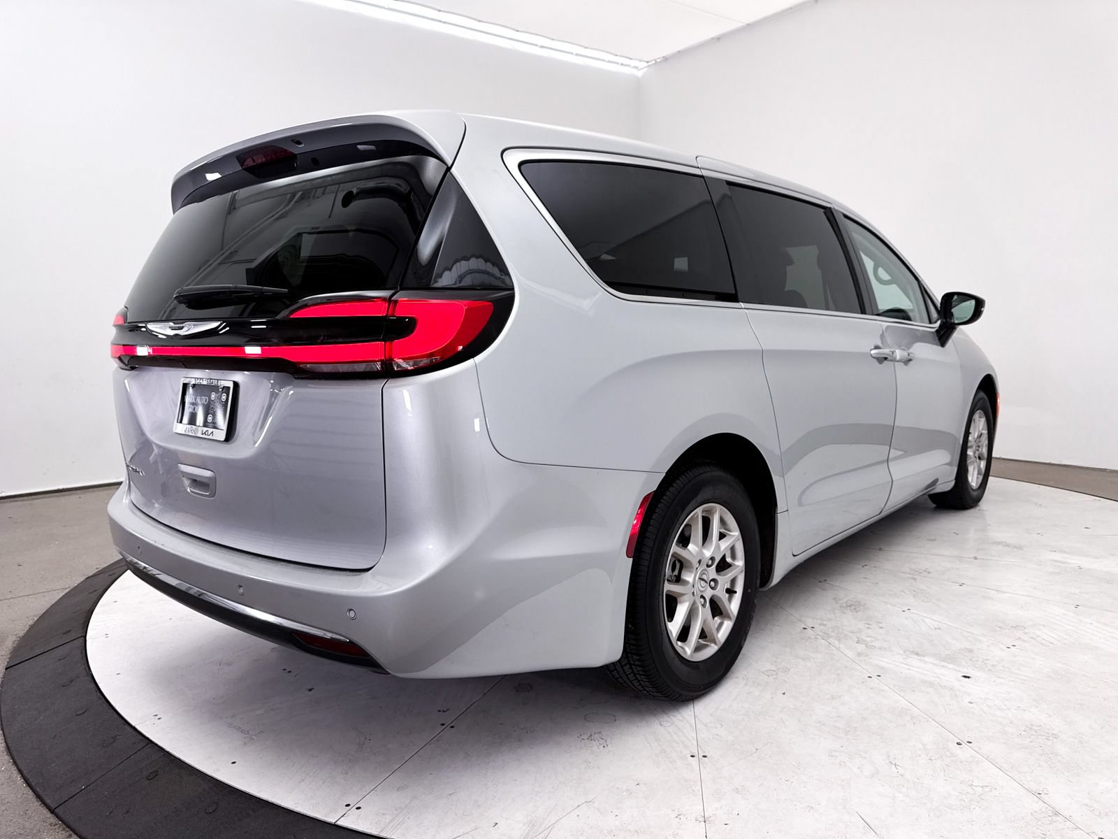 Used 2024 Chrysler Pacifica Touring-L FWD image 16