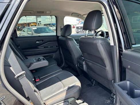 Used 2025 Nissan Pathfinder SL AWD/4WD image 12