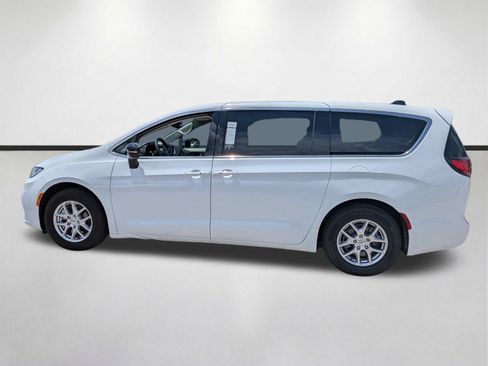Used 2024 Chrysler Pacifica Touring-L FWD image 7